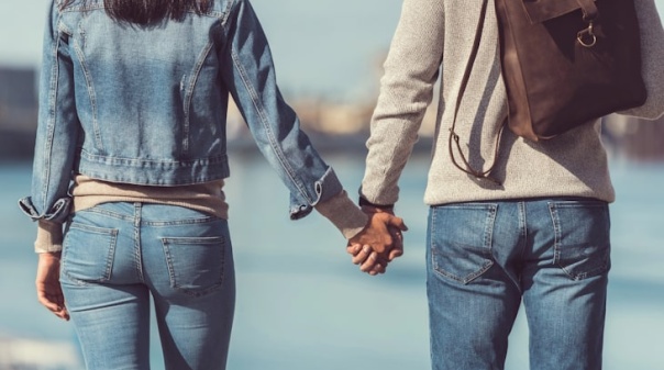 Casais que andam de mãos dadas são mais felizes. Sabe porquê?