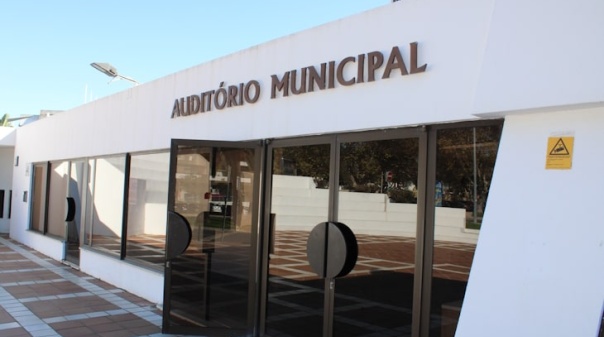 Comédia que “quer ser levada a sério” sobe ao palco do Auditório Municipal de Albufeira