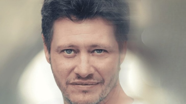 Joe Dassin homenageado pelo filho em concerto no Teatro das Figuras