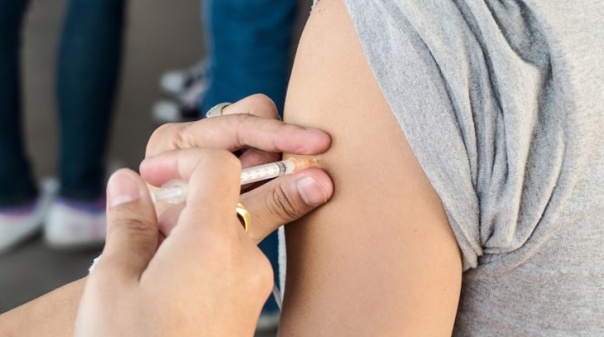 Gripe est&aacute; a chegar mais cedo e centro europeu de doen&ccedil;as pede para acelerar vacina&ccedil;&atilde;o