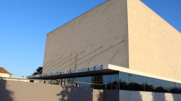 Artistas atuam no Teatro das Figuras em gala solidária a favor da Sorriso Estrela