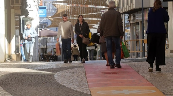 Alunos de Portimão recebem vales de 15 euros para compras no comércio local