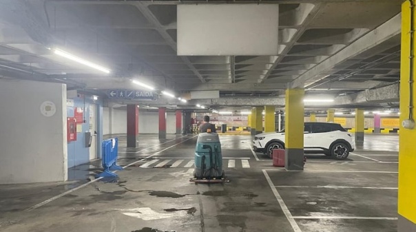 Ambifaro promove a&ccedil;&atilde;o de limpeza no parque de estacionamento do mercado municipal