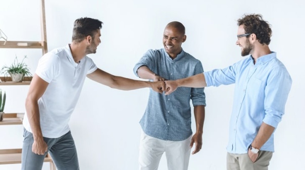 Porque os homens mudam quando estão com amigos?