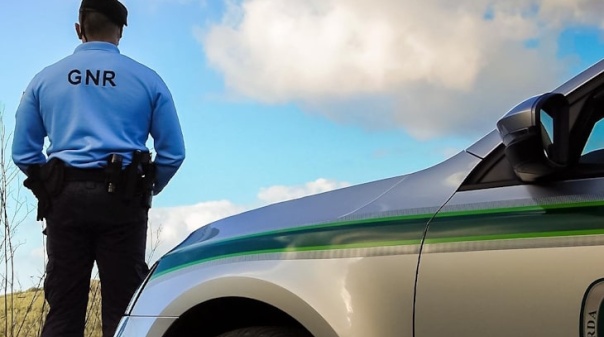 Militar da GNR atropelado em Tunes por condutor sob efeito de álcool com crianças na viatura 