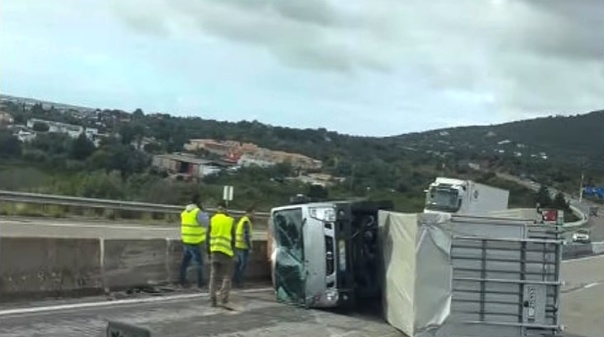 Despiste de veículo pesado condiciona trânsito na A22
