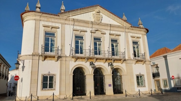 1ª reunião da Assembleia Municipal de Faro aprovou votos de louvor a Isaac Nader, Joana Gomes e a Sílvia Padinha
