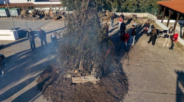 Cortelha cumpre tradi&ccedil;&atilde;o de acender o Madeiro de Natal 