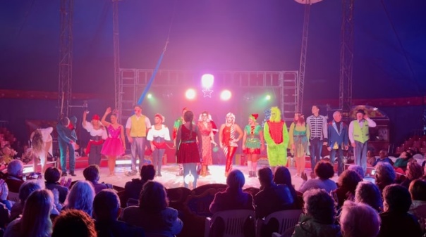 Munic&iacute;pio de Faro levou 300 seniores ao circo