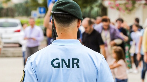 GNR de Loul&eacute; apreende 18 quilos de drogas e det&eacute;m seis homens e uma mulher