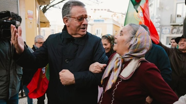 Presidenciais: Seguro dan&ccedil;ou corridinho, tocou pandeireta e aqueceu a campanha numa tarde fria em Loul&eacute;