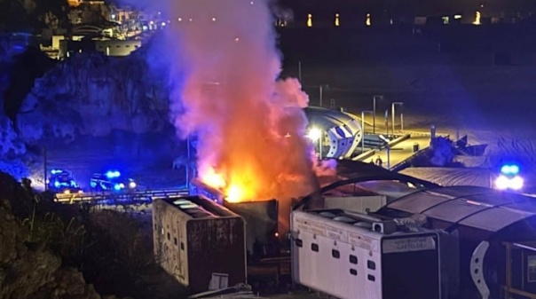 Restaurante parcialmente destru&iacute;do por inc&ecirc;ndio em Portim&atilde;o