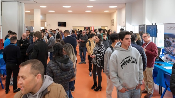 Escola de Quarteira recebe feira de emprego com cerca de 40 entidades e empresas 