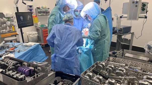 Grupo HPA executa primeira revis&atilde;o de pr&oacute;tese do joelho com tecnologia rob&oacute;tica em Portugal