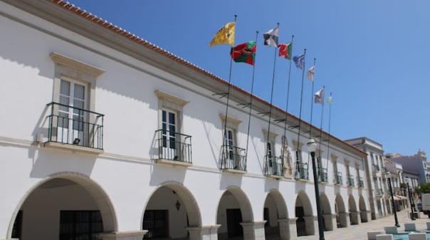 Tavira reduz impostos para apoiar fam&iacute;lias e pequenas empresas