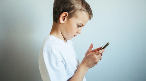 Especialistas v&atilde;o a Lagoa explicar riscos de oferecer um telem&oacute;vel a um filho