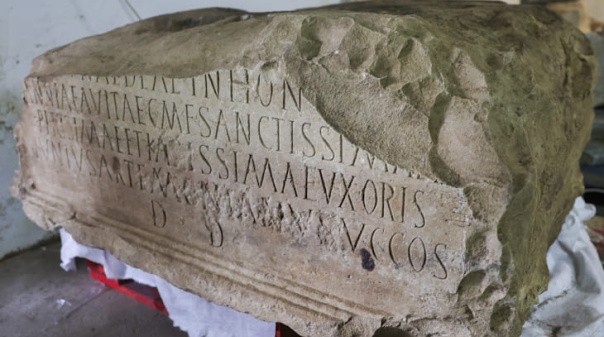 Descoberta base de antiga est&aacute;tua romana epigrafada com duas toneladas em Faro 
