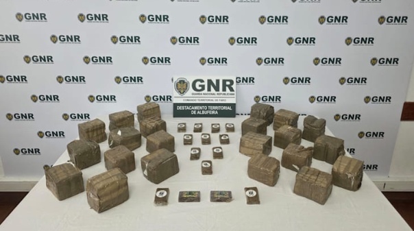 Casal detido por tr&aacute;fico de droga no concelho de Aljezur fica em pris&atilde;o preventiva