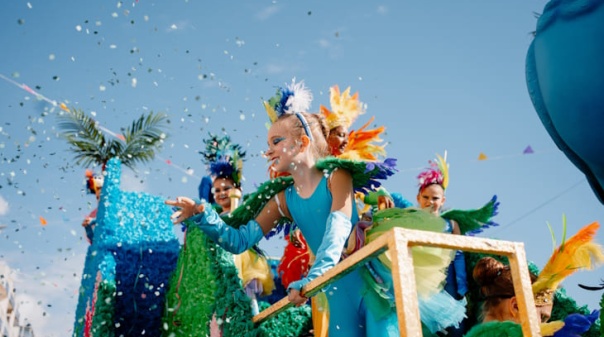 Alegria e cores vibrantes regressam &agrave; Avenida Infante de Sagres em Quarteira