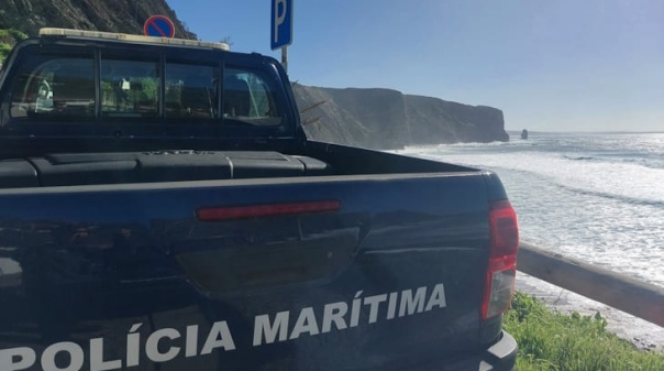 Jovem turista desaparece ap&oacute;s mergulhar na praia da Arrifana