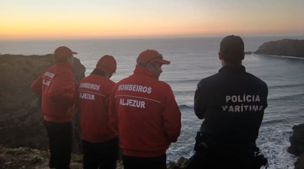 Buscas por jovem desaparecido na praia da Arrifana retomadas s&aacute;bado