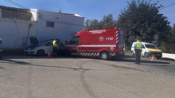 Colis&atilde;o na EN2 entre ambul&acirc;ncia e autom&oacute;vel resultou num morto e tr&ecirc;s feridos