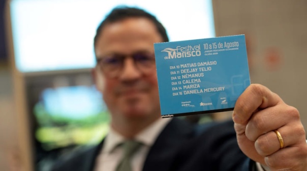 Autarca de Olh&atilde;o apresentou cartaz do Festival do Marisco 