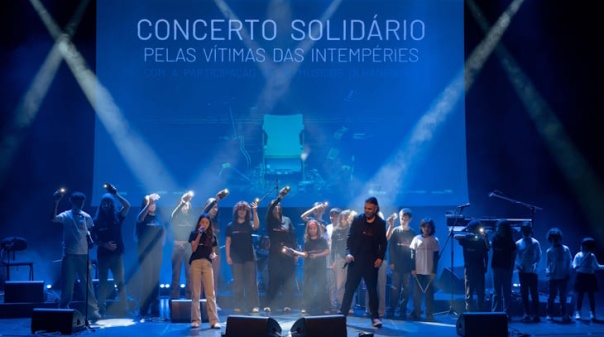 Cerca de 30 artistas &ldquo;encheram&rdquo; Audit&oacute;rio de Olh&atilde;o de solidariedade com Leiria