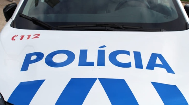 Homem com faca tenta atacar agentes da PSP ap&oacute;s furto em Portim&atilde;o