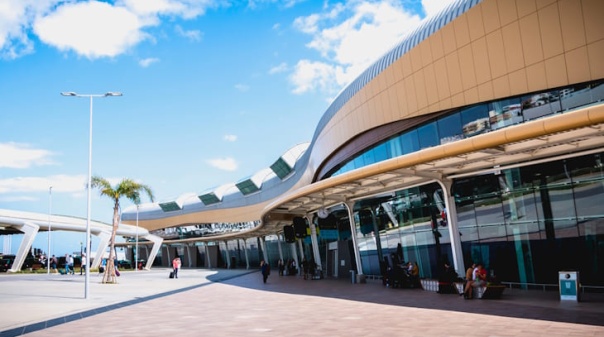 Homem procurado nos EUA detido no aeroporto de Faro                                                        