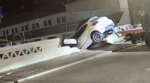 Carro despista-se e destr&oacute;i muro de escola em Faro