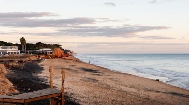 Algarve com 35 praias afetadas por instabilidade em arribas e recuo do areal 