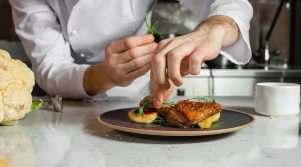 Estilo de vida, clima e produtos de qualidade atraem &lsquo;chefs&rsquo; estrangeiros a Faro