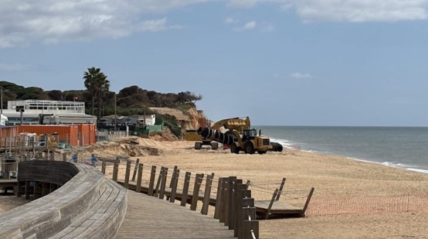 Prepara&ccedil;&atilde;o para alimenta&ccedil;&atilde;o artificial das praias avan&ccedil;a entre Quarteira e Garr&atilde;o