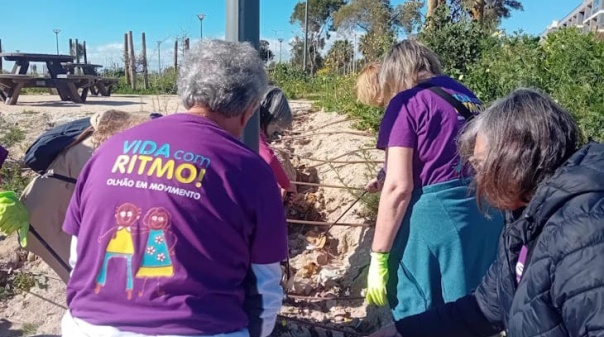 Grupo de gin&aacute;stica s&eacute;nior de Olh&atilde;o participou em atividade ambiental no Parque Ribeirinho