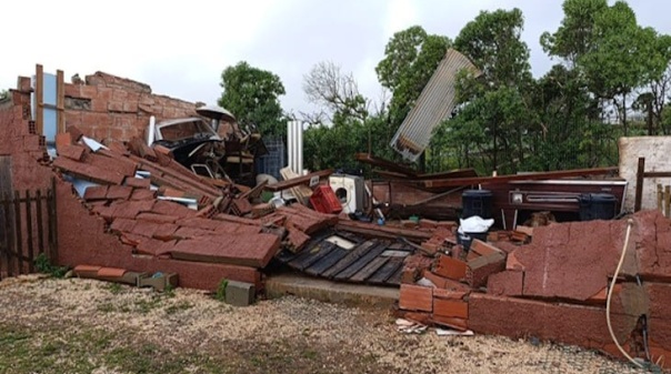 Vento extremo em Vila do Bispo provoca estragos e fere animal