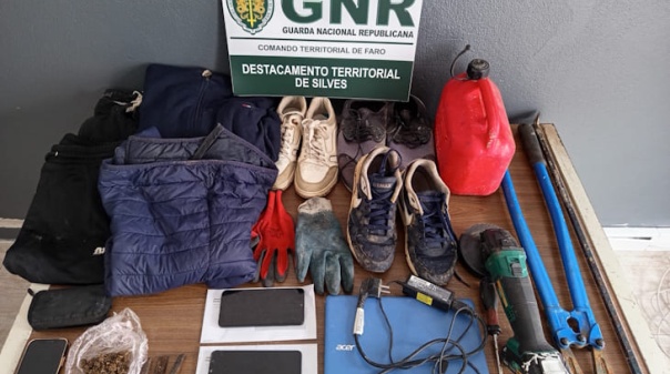 GNR det&eacute;m dois suspeitos de furto e tr&aacute;fico de droga em Silves