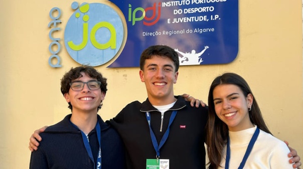Alunos de Portim&atilde;o integram comitiva algarvia na sess&atilde;o nacional do Parlamento dos Jovens
