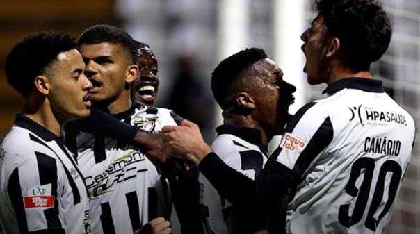 II Liga: Portimonense volta aos triunfos dois meses depois com golo nos 'descontos'