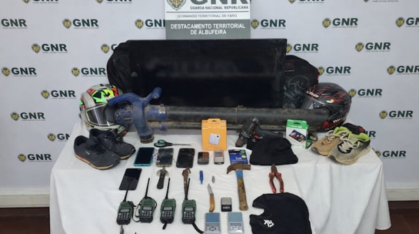 Casal detido por furto de moedas em lavagens de autom&oacute;veis no concelho de Albufeira