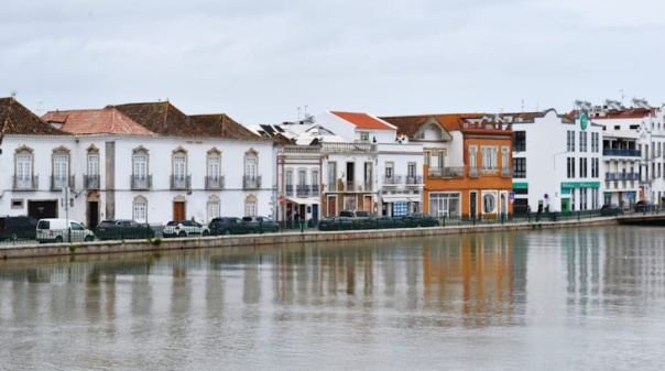Passeios na Hist&oacute;ria de Tavira convidam a descobrir as platibandas da cidade