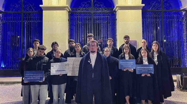 Estudantes concentraram-se em Faro para pedir melhores condi&ccedil;&otilde;es