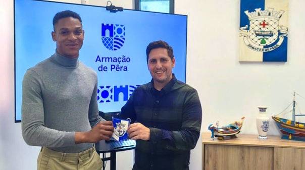 Junta de Freguesia de Arma&ccedil;&atilde;o de P&ecirc;ra homenageou atleta Usumane Djumo