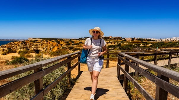 Turismo em Portugal com "claro abrandamento" mas continuar&aacute; a crescer este ano 