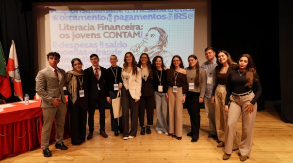 Alunos de tr&ecirc;s escolas secund&aacute;rias do Algarve passam &agrave; fase nacional do Parlamento dos Jovens