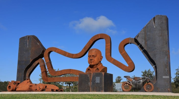 Escultura junto ao Aut&oacute;dromo Internacional do Algarve homenageia fundador
