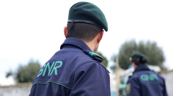 Faro: Homem barricou-se em casa ap&oacute;s agredir mulher com arma branca