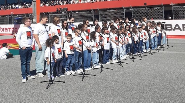 Grupo Coral Infantil de Loul&eacute; interpretou hino nacional na cerim&oacute;nia das Superbikes em Portim&atilde;o