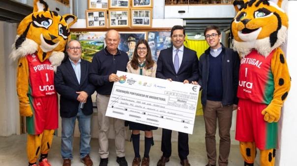 Escuteiros de Ferreiras receberam donativo da Festa do Basquetebol Juvenil