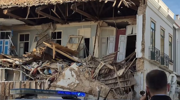 Dois idosos desalojados ap&oacute;s desabamento de parte de edif&iacute;cio em Faro
